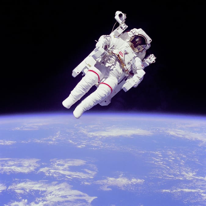 NASA-rymddräkt flytande i rymden