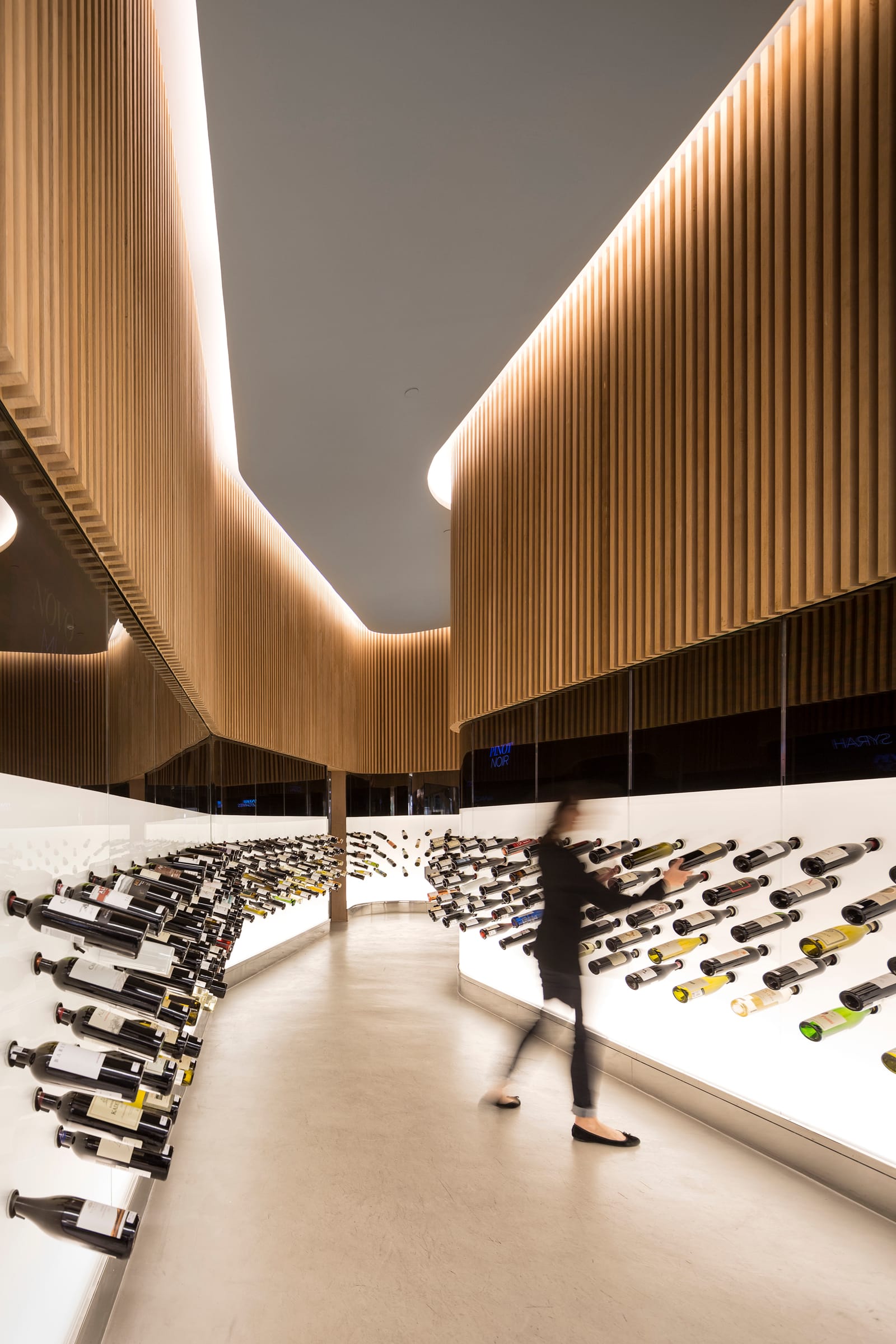 Mistral Wine and Champagne Bar, São Paolo. Arktitekter Studio Arthur Casas.