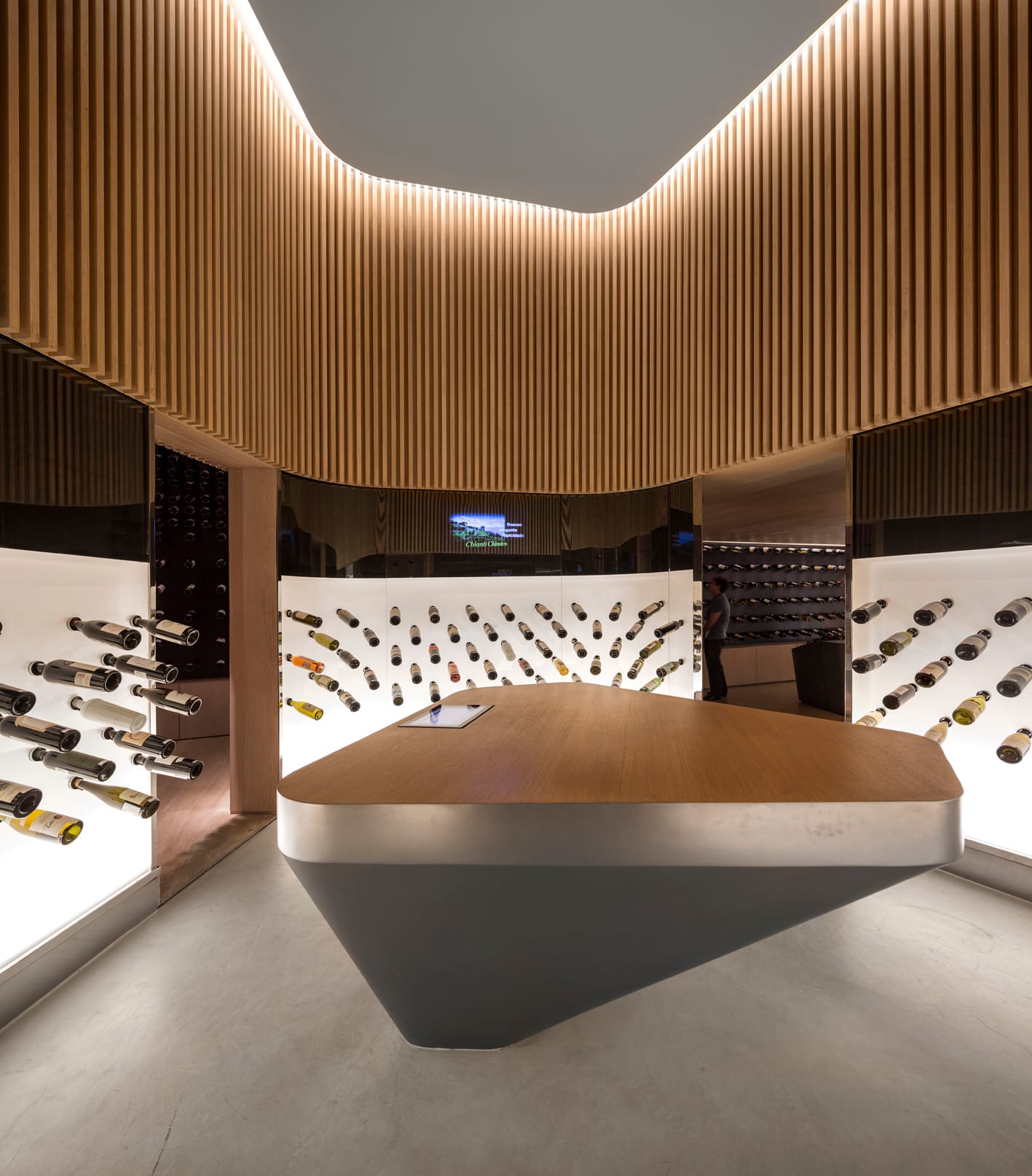 Mistral Wine and Champagne Bar, São Paolo. Arktitekter Studio Arthur Casas.
