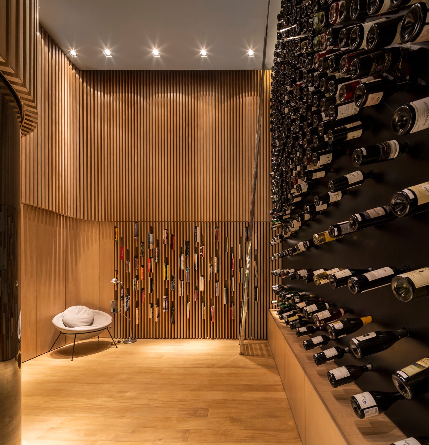 Mistral Wine and Champagne Bar, São Paolo. Arktitekter Studio Arthur Casas.