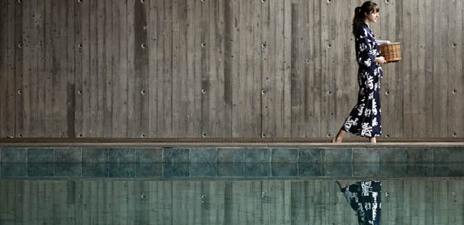 yasuragi-pool-spegelbild-yukata