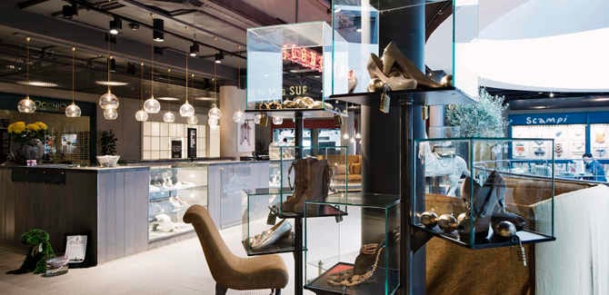 concierge-interior-desk