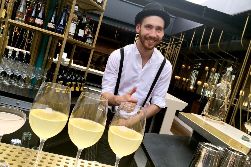 Featured_Bartender i hatt_Mister French