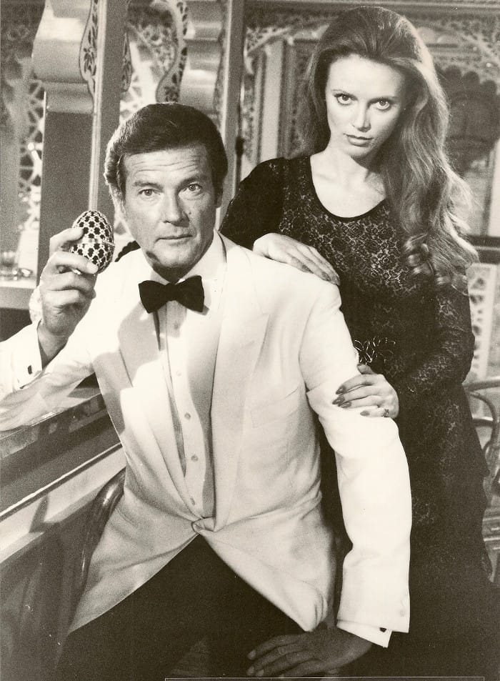 Kristina Wayborn och Roger Moore_700