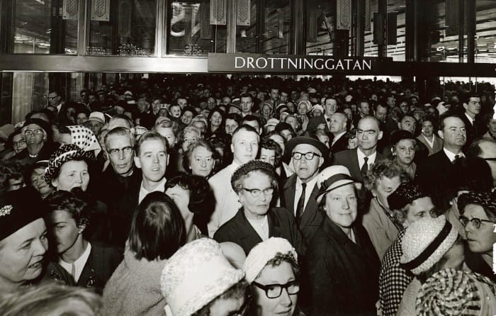 Kön till varuhuset ringlade lång under premiärdagen 9 sept 1964_Åhléns City 50år