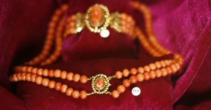 smyckessamlarens_skrin_hallwylska_museet_halsband_korall_insert