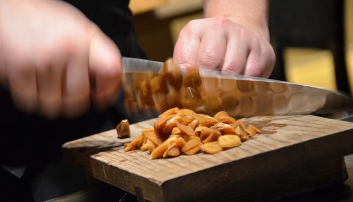Teppanyaki_Christer Ekelund skär vitlök_700