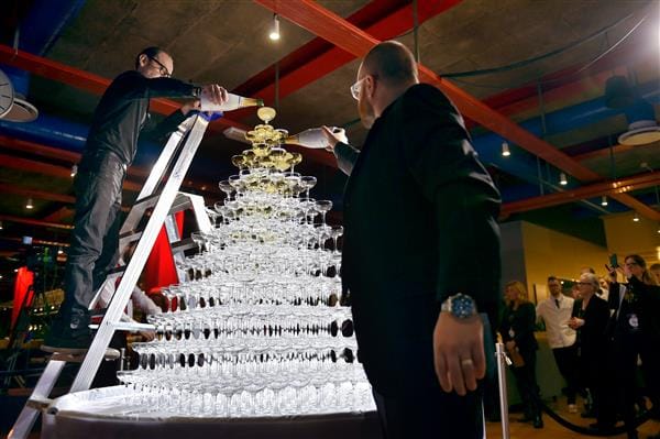 Champagnetornet fylls.foto Jonas Eriksson