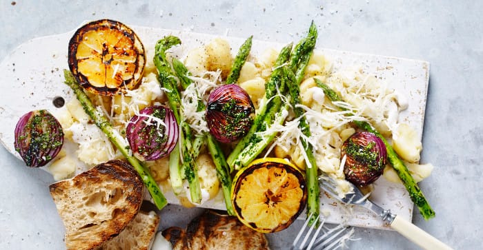Grillsäsongen 2015 Grillad sparris och rödlök med krossad pepparrotspotatis