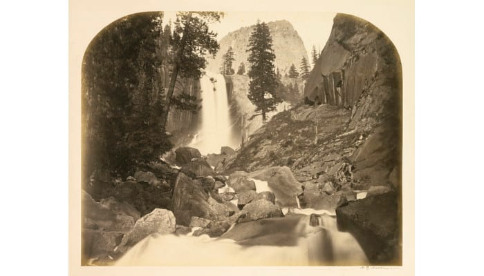 Artipelag_Land möter vatten_Carleton E Watkins, Pinyac, Vernal Fall, 300 ft, Yosemite, 1861 Albuminsilverfotografi