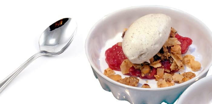 rabarberdessert Gustav Trägårdh_Färdig rabarberkompott med nötcrunch