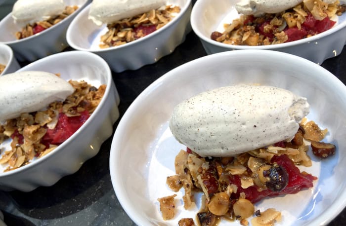 rabarberdessert Gustav Trägårdh_Rabarberkompott med nötcrunsch och vaniljgrädde