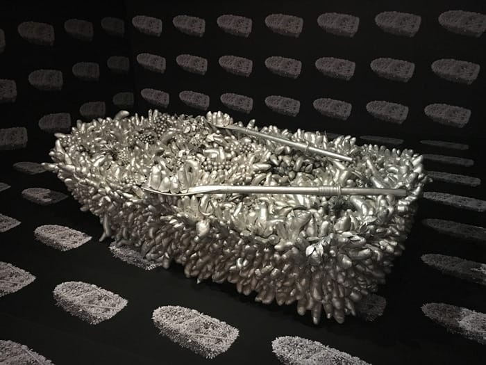 En båt av fallossymboler av Yayoi Kusama
