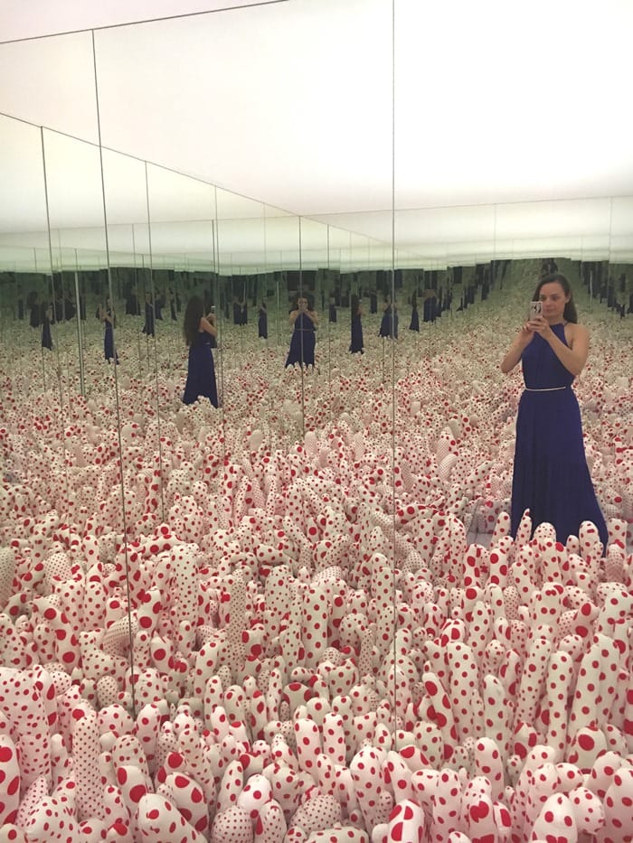 Jag står i Infinity Mirror Room - Phalli's Field